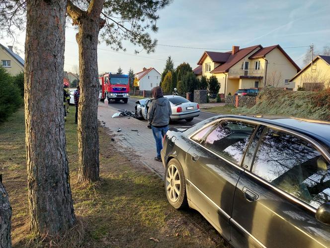 Wypadek w Ambrożowie! Zderzyły się trzy auta, ruch odbywa się wahadłowo