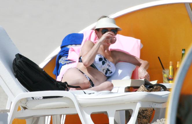 Agnieszka Dygant. Przykryła piersi chusteczką