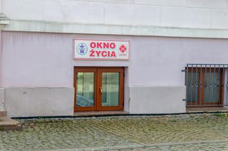 Trwa walka o życie dziecka z okna życia w Kielcach. Co mówią lekarze i sąd?