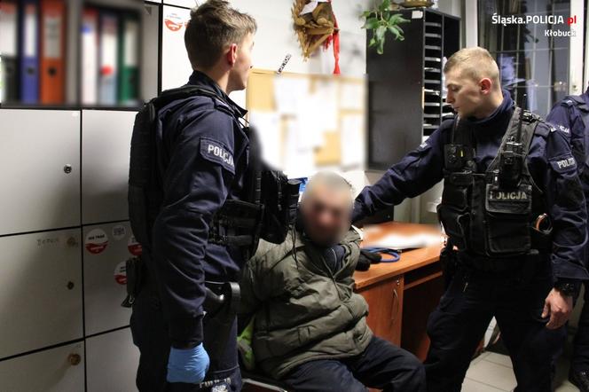Zamachnął się siekierą na policjanta