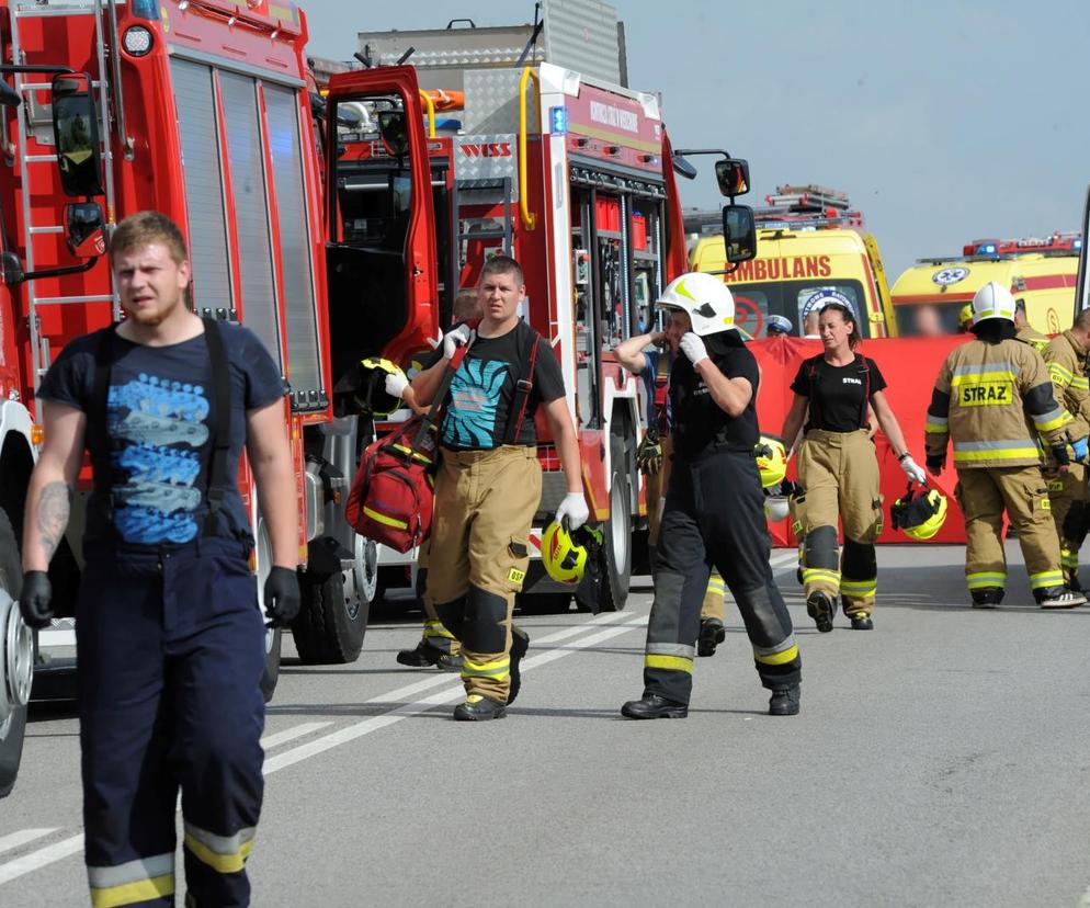 Tragiczny wypadek w Wierzchowie. Jedna osoba nie żyje, a siedem jest ciężko rannych 