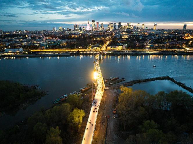 Tak wygląda nowy most w Warszawie. Kładka pieszo-rowerowa nad Wisłą otwarta