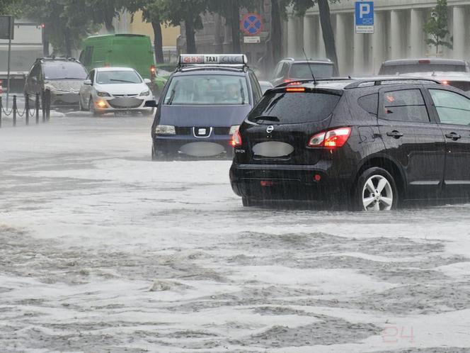 Nawałnica nad Gnieznem. Miasto zalały strumienie wody po ulewie i gradobiciu [ZDJĘCIA].