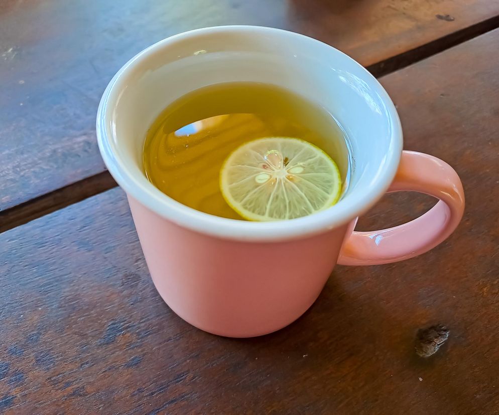 Czy lepiej unikać herbaty z cytryną? Ekspert przestrzega przed groźnymi skutkami