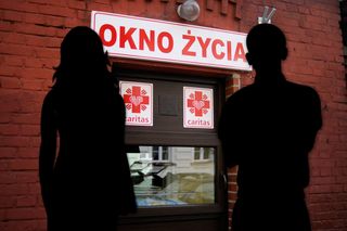 Noworodek w ciężkim stanie w oknie życia. Rodziców chłopczyka przesłuchała policja!