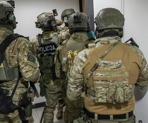 CBŚP pod Świeciem. Mieszkańcy słyszeli wielki huk, widzieli ludzi spuszanych na linach ze śmigłowców