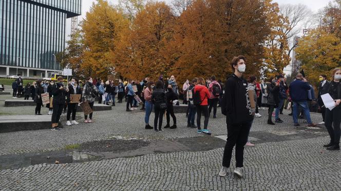 Protest kobiet w Katowicach 28.10. 2020 właśnie się rozpoczął. Strajkują studentki i doktorantki, a to nie koniec na dzisiaj [ZDJĘCIA]