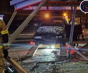 Totalna demolka na Targówku. Bmw rąbnęło w przystanek autobusowy