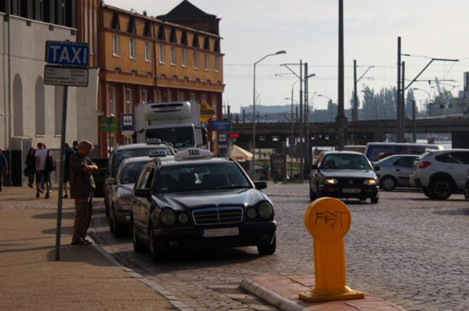 Postój taksówek przed dworcem w Szczecinie