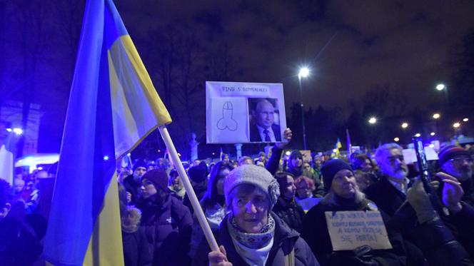 Warszawiacy murem za Ukrainą. Codziennie na protestach dziesiątki tysięcy ludzi
