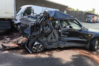 Zmiażdżony volkswagen, rozbita ciężarówka