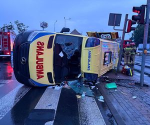 Wypadek karetki pogotowia. Trzy osoby, w tym pacjentka, trafiły do szpitala [ZDJĘCIA]