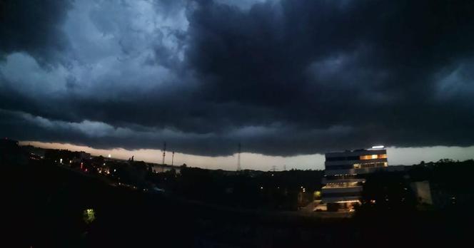 Niebezpieczne burze i alert trzeciego stopnia na Dolnym Śląsku. Tak to wygląda z Waszych okien [ZDJĘCIA]