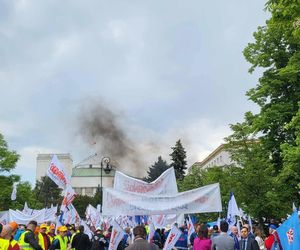 Protest hutników w Warszawie. Idą od Sejmu do Kancelarii Premiera