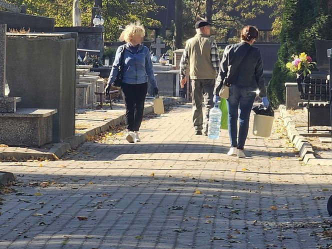 Polacy masowo sprzątają groby przed 1 listopada