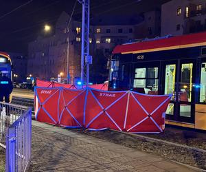 Wszedł na torowisko na czerwonym świecie. Przejechał go tramwaj. Zginął na miejscu