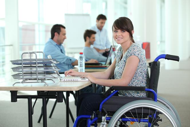 Osoba niepełnosprawna, pracownicy z niepełnosprawnościami, wózek inwalidzki,
