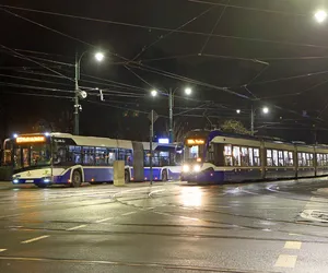 Kolejny napad na kontrolerów biletów w Krakowie. Sprawca brutalnie „bił pięściami po głowie”