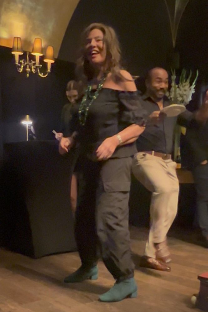 Agnieszka Perepeczko je, pije i tańcuje w środku nocy