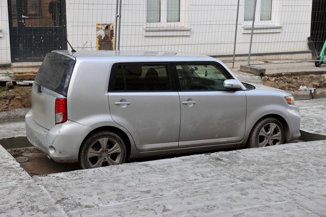 "Zabetonowane" auto z Łodzi zniknęło i się odnalazło. Straż miejska chce ukarać właścicieli.