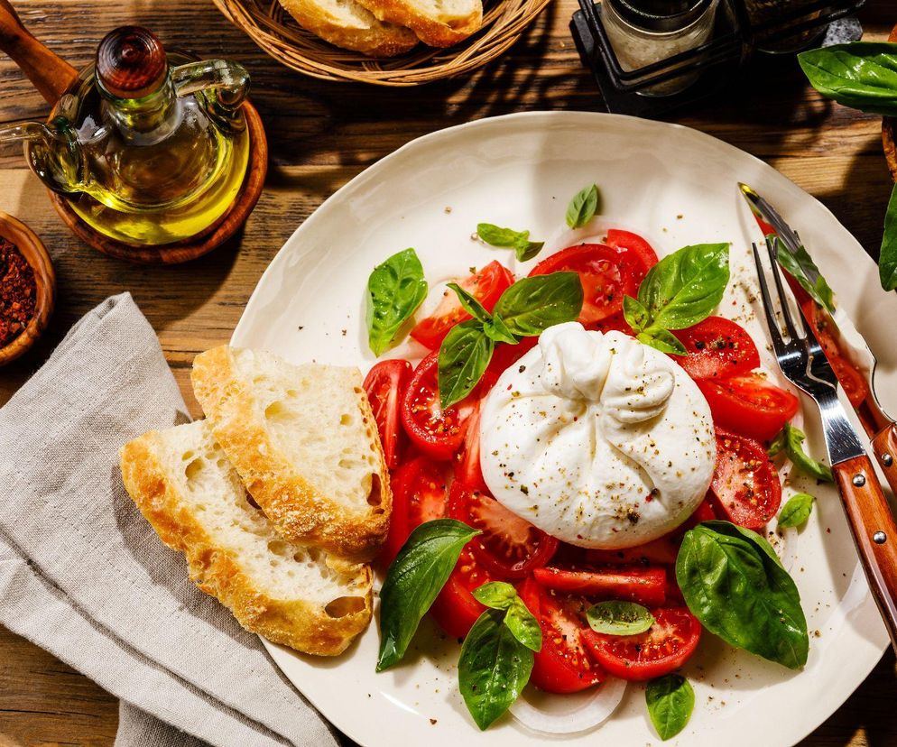 burrata z pomidorami