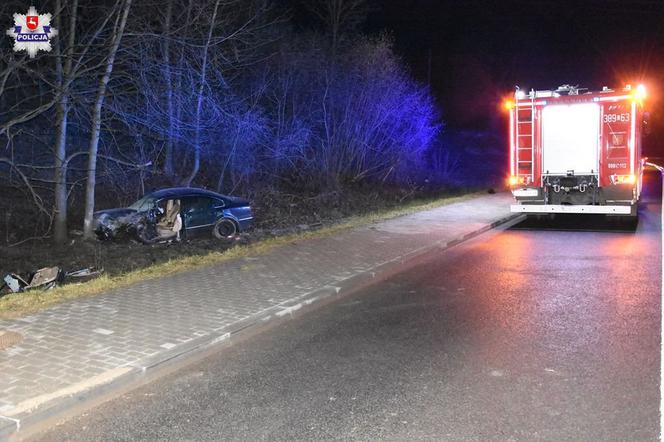 19-latek stracił kontrolę na łuku drogi. Do szpitala trafiły cztery osoby