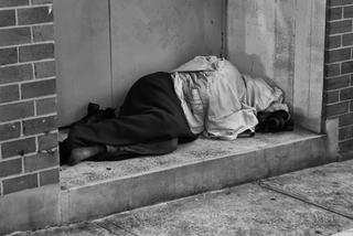 Pielęgniarka myje stopy bezdomnym na ulicy [WZRUSZAJĄCE ZDJĘCIE]