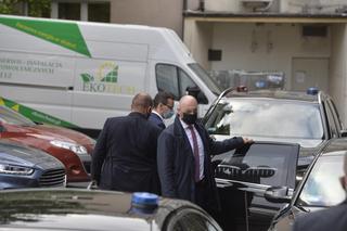 Premier Mateusz Morawiecki opuszcza siedzibę PiS