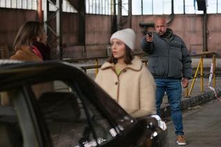 Pierwsza miłość, odcinek 3770: Anka (Anna Pentz), Julita (Dagmara Bryzek), ochroniarz Sebastiana 