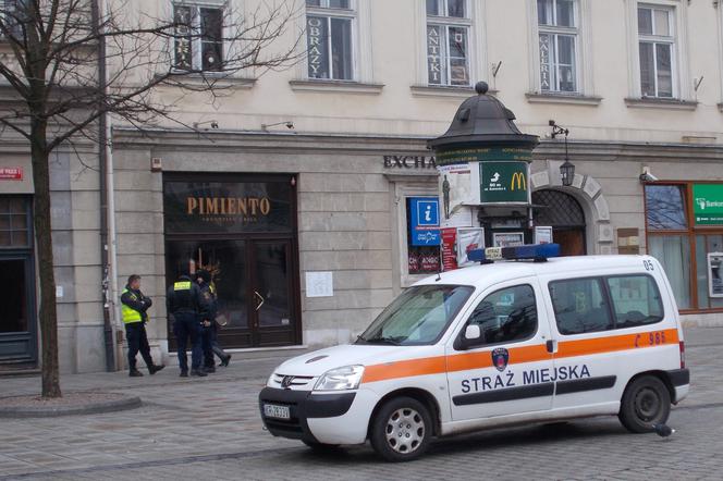 Kraków: Strażnicy miejscy uratowali życie mężczyźnie
