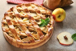 Placek jabłkowy w cieście francuskim - jak zrobić? Prosty przepis