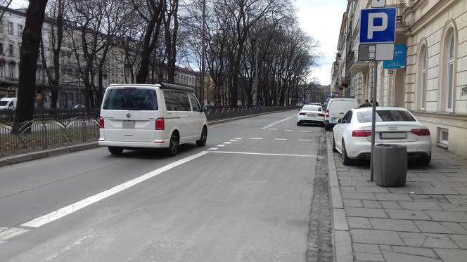 Kraków: Urzędnicy zabrali jeden pas na Dietla i zrobili tam... parking