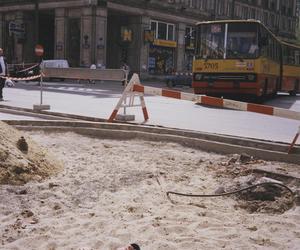 Plażowanie na remontowanym placu Konstytucji, lato 1999