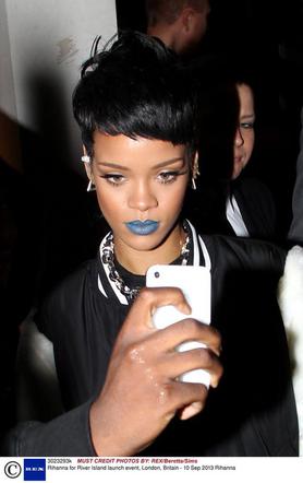 Rihanna: Bez stanika i z niebieskimi ustami. Nowa moda? ZDJĘCIA