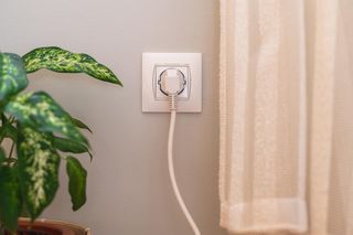 Te urządzenia mogą być zagrożeniem dla twojego domu. Przed wyjściem odłącz je z prądu!