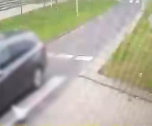 Pieszy potrącony przez seniora wpadł pod autobus. Przerażające wideo