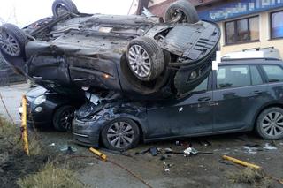 Nieprawdopodobny wypadek na Zakopiance. Osobowy renault wylądował na dwóch innych pojazdach [ZDJĘCIA]