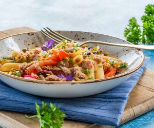 Tuńczyk z makaronem w najlepszym wydaniu – 10 pomysłów na błyskawiczne dania pełne smaku