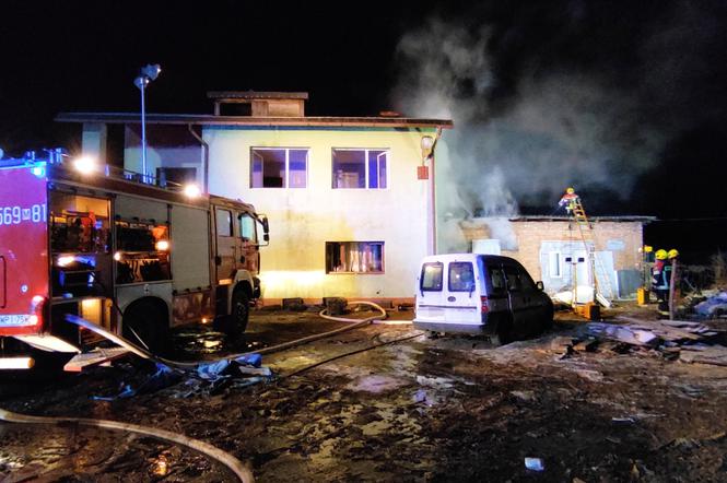 Pożar w Tarczynie, budynek gospodarczy płonął jak pochodnia