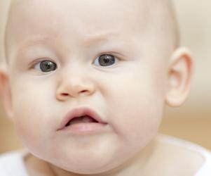 Suche usta, zapadnięte ciemiączko u niemowląt, sucha skóra, mniejsza ilość oddawania moczu