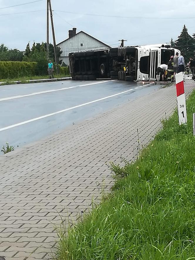 Wypadek w Tymowej. Ciężarówka przewróciła się na bok i zablokowała drogę