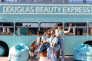 Douglas Beauty Express w rytmie Billie Eilish w krakowskiej Galerii Kazimierz