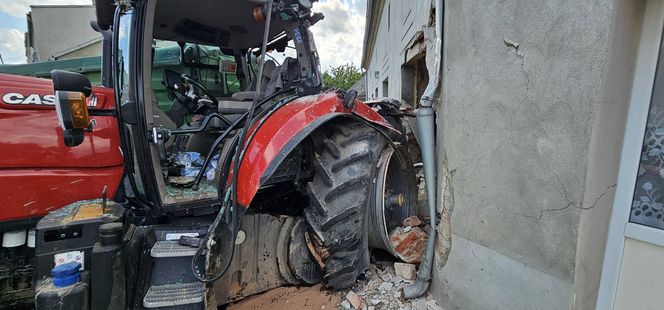 Traktor uderzył w auto i wjechał w budynki! Groźny wypadek pod Grudziądzem [ZDJĘCIA]
