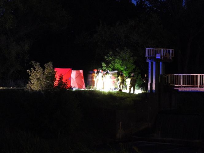 Koszmar pod Warszawą. Ciało zwisało głową w dół z zapory wodnej