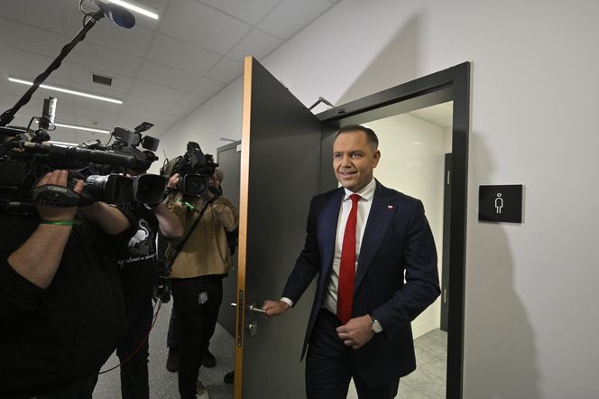 Karol Nawrocki przyjechał do TVP. Symboliczny gest i mocne wsparcie z zaplecza