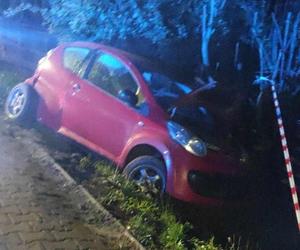 16-latek wziął młodszych kolegów na przejażdżkę. Rodzice nic nie wiedzieli, a auto wylądowało w rowie