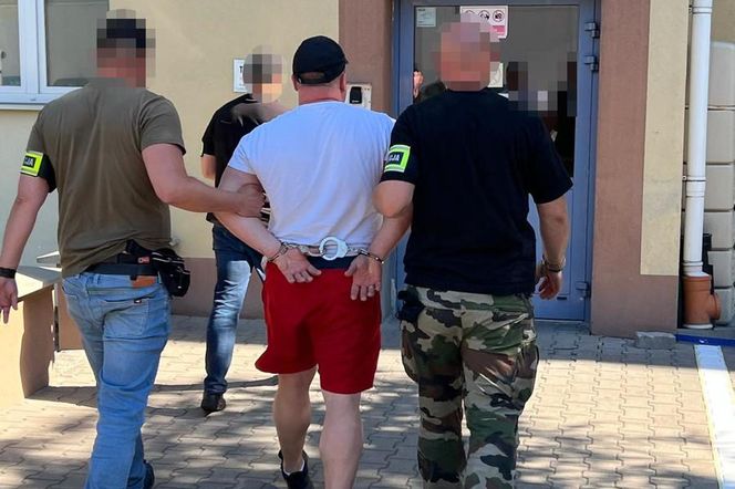 Sensacyjna akcja na Bielanach! Policja wpadła na posesję i znalazła arsenał. 41-latek spędzi lata za kratkami!