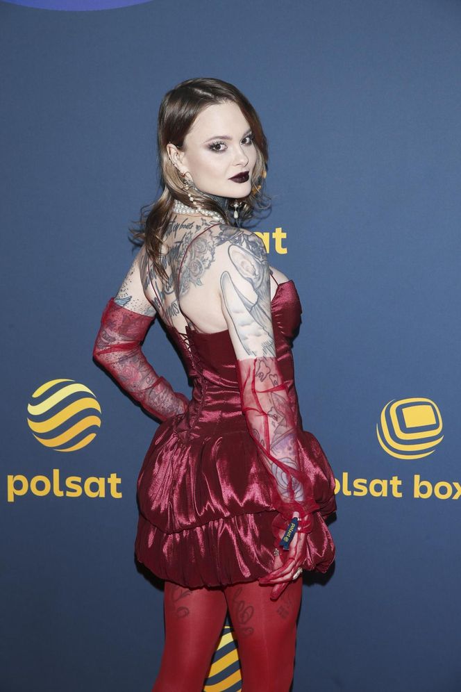 Mocne oko, ciemne usta i odważna sukienka. Monika Miller nie zna granic!