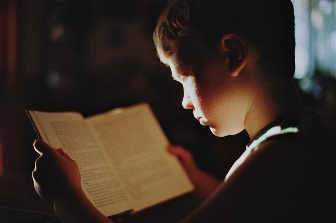 Chłopiec czyta 