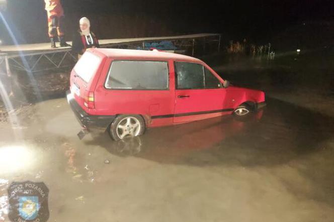 Był pijany, wjechał do jeziora